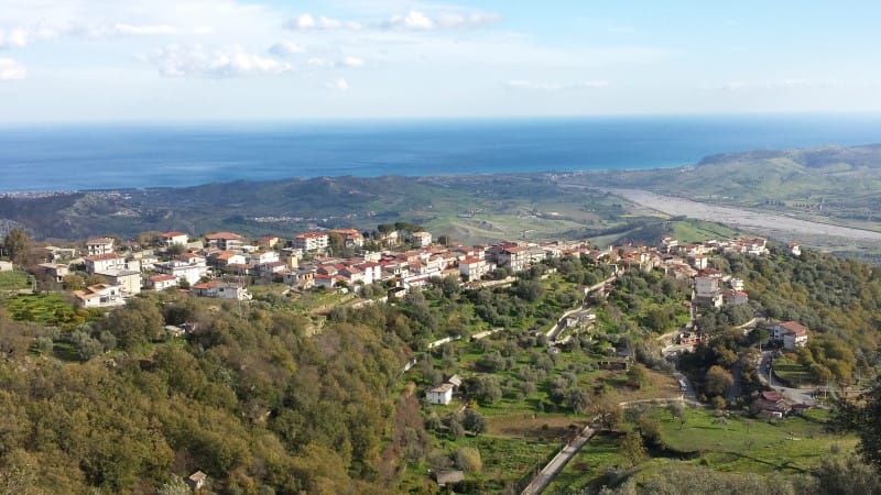 Sant’Agata del Bianco: il borgo che dipinge la sua anima sui muri