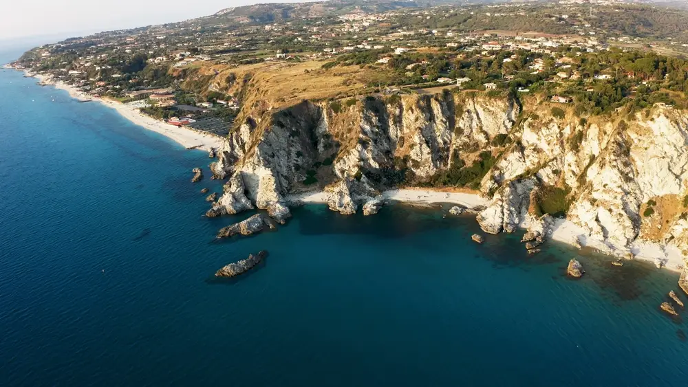 Capo Vaticano: il faro segreto del Mediterraneo